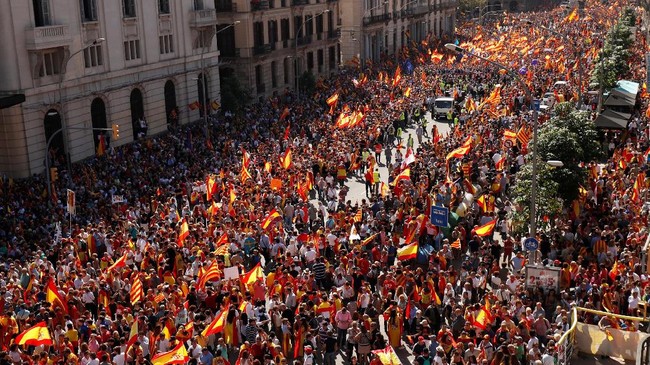 Ratusan ribu warga di Barcelona, Catalonia, berdemonstrasi menolak upaya pemisahan diri dari Spanyol setelah referendum kemerdekaan digelar 1 Oktober lalu.