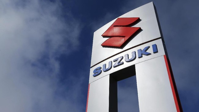 Suzuki mengutarakan wacana untuk memproduksi SX4 S-Cross di dalam negeri jika penjualan mencapai 300 unit di bulan pertama.
