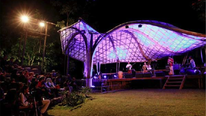 Penampilan Vina Panduwinata di ruang auditorium Jiwa Jawa Resort Banyuwangi menutup gelaran Ijen Jazz 2017 Sabtu (7/10/2017).