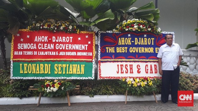 Sejumlah karangan bunga dikirimkan ke Balai Kota jelang berakhirnya masa jabatan Djarot. Nama Ahok tetap dikenang sebagai pasangannya.