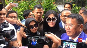 VIDEO: Jadi Saksi First Travel, Syahrini Didampingi Hotman
