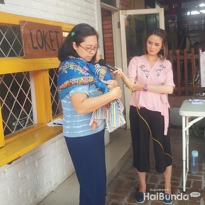 <div>Biar para bunda makin punya informasi soal gendong-menggendong, ada tutorialnya nih. Adalah komunitas Indonesia Baby Wearers Jabodetabek yang memberikan tutorialnya. (Foto: Amelia Sewaka)</div>