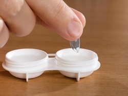 Softlens Vs Kacamata, Lebih Baik Pakai yang Mana Buat Sehari-hari?