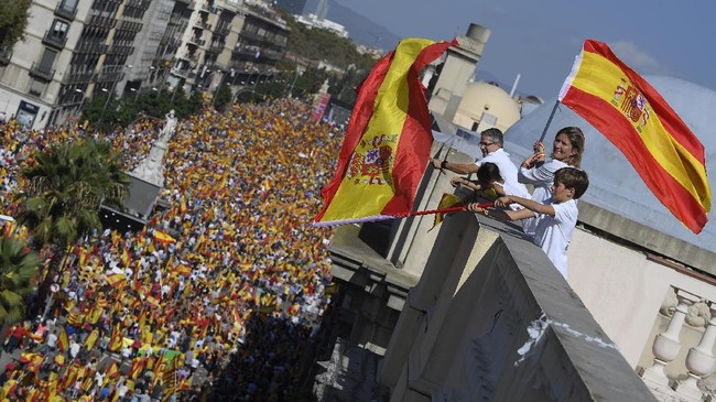 Spanyol merayakan hari libur nasionalnya dengan sebuah pertunjukan parade persatuan dalam upaya menghadapi ancaman kemerdekaan Catalonia.