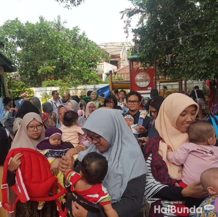 Wah semangat banget nih, para bunda mengikuti tutorial gendongannya. (Foto: Amelia Sewaka)