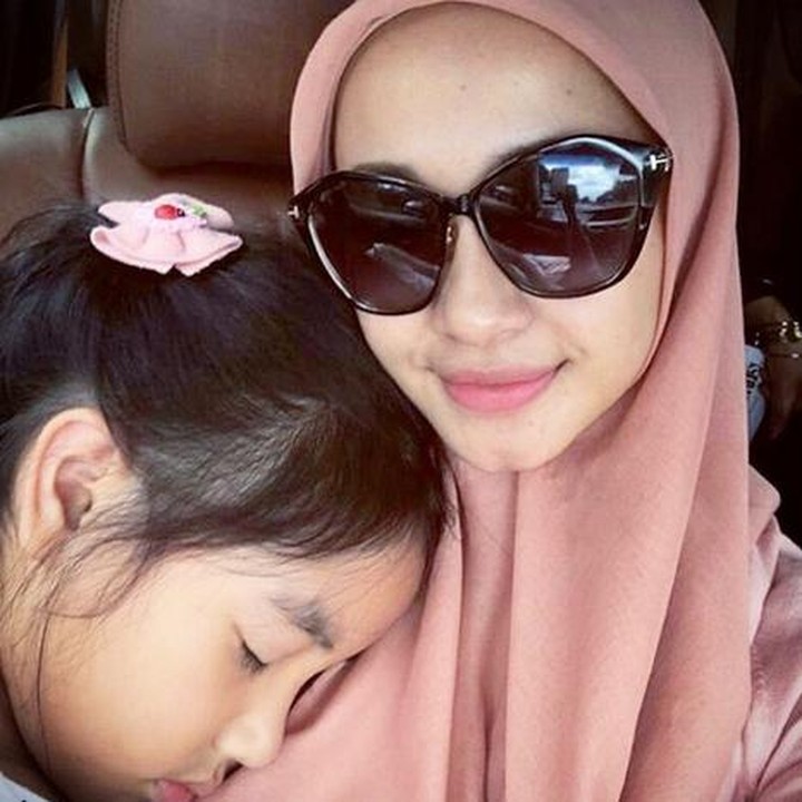 <p>Pulas tertidur di pelukan bunda. (Foto: Instagram/ @laudya_cintiabella)</p>