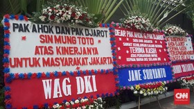 Karangan Bunga di Balai Kota DKI Terus Bertambah