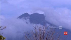 VIDEO: Gunung Agung Semburkan Asap