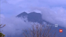 VIDEO: Gunung Agung Semburkan Asap