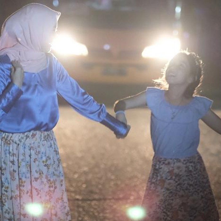 <p>Pakai baju kompakan bikin foto Bella dan Aleesya ini makin kece! (Foto: Instagram/ @laudyacynthiabella)</p>