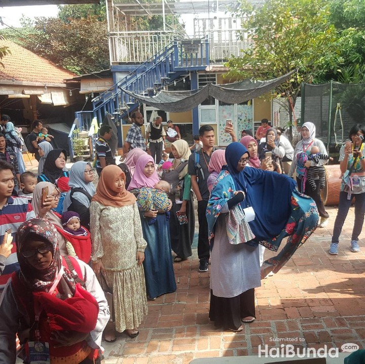 Kenapa perlu ada pekan menggendong sedunia? Karena menggendong itu perlu ilmu, Bun. (Foto: Amelia Sewaka)