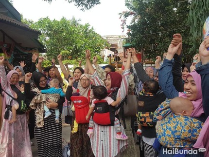 Ingat 'TICKS' Saat Menggendong si Kecil Ya, Bun