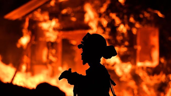 Kebakaran Hutan di California, 10 Orang Tewas Setidaknya sepuluh nyawa melayang dan 20 ribu orang dievakuasi akibat kebakaran hutan di 14 titik di California, Amerika Serikat, Senin (9/10).