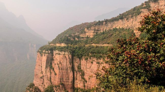 Melintasi tebing melalui jembatan kaca menjadi wahana wisata yang populer di China. Pengelolanya bahkan ada yang sengaja membuatnya "rengat".