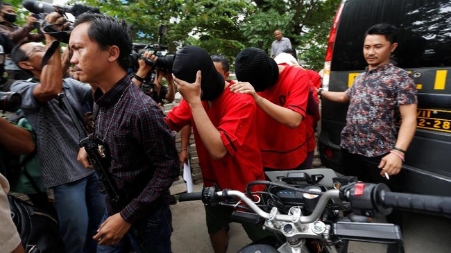 Pemilik spa prostitusi gay, H, masih berada di luar negeri. Polisi belum berinisiatif menjemputnya ke luar negeri.