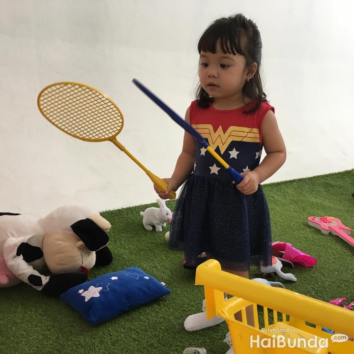<p>Hmm, Gempi mau pilih raket yang kuning atau biru ya.  </p>