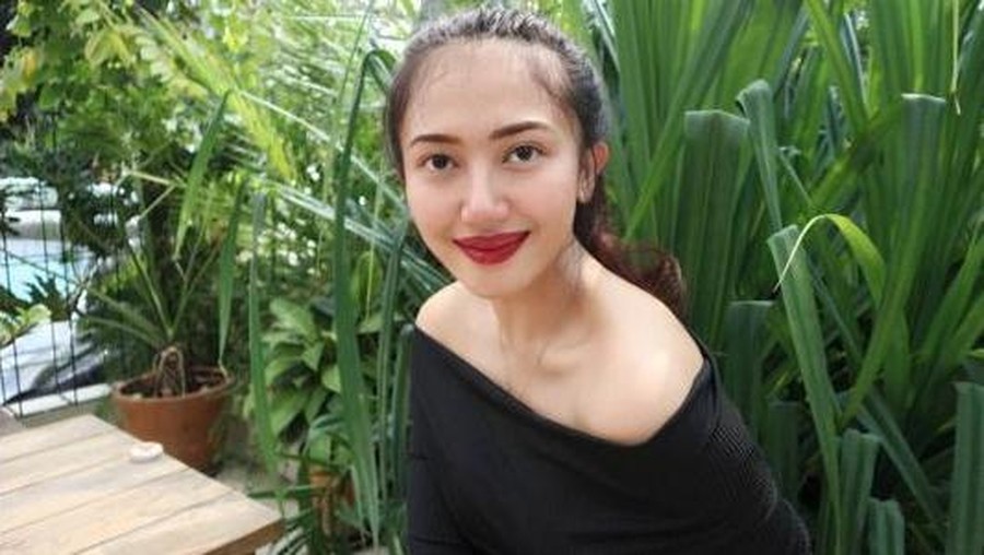 Suci Patia, putri Aa Gatot Brajamusti penulis