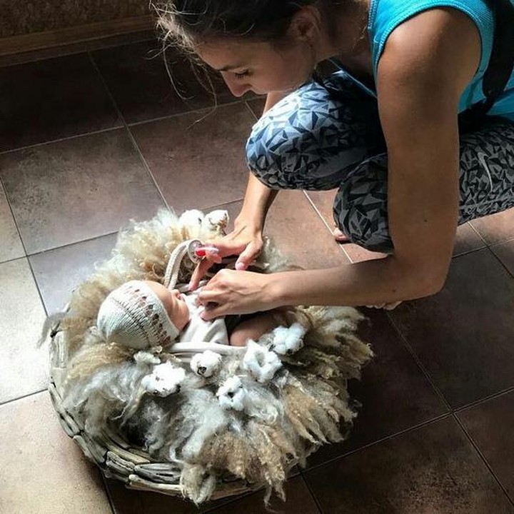 <p>Fotografer Maria Lugovaya sudah sering melakukan sesi pemotretan bayi baru lahir. Pantas saja Maria luwes banget sama bayi baru lahir ya, Bun. (Foto: Instagram/ @marialugovaya)</p>