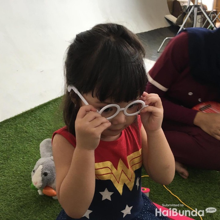 <p>Biar makin kece pas main, Gempi pakai kacamata dulu ah.</p>