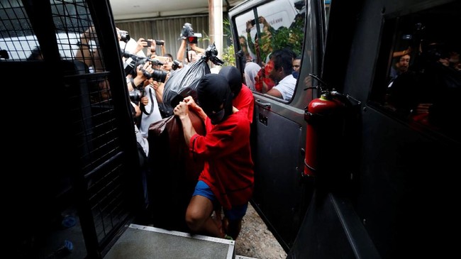 Polisi masih mencoba menghubungi dan melacak keberadaan H yang sudah berada di luar negeri saat spa gay miliknya digerebek pada Jumat (6/10) lalu.
