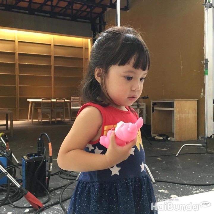 <p>Lagi ngelihatin apa sih, Gem? Serius banget.</p>