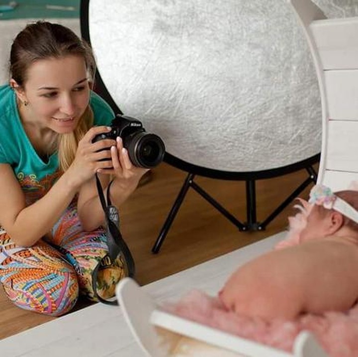 <p>Tetap telaten, Maria lagi nyari-nyari angle foto yang ciamik nih. (Foto: Instagram/ @marialugovaya)</p>