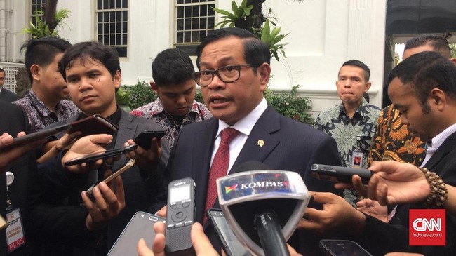 Seskab Pramono Anung membantah pemerintah selalu mengutamakan BUMN dalam pembangunan infrastruktur ketimbang pihak swasta.