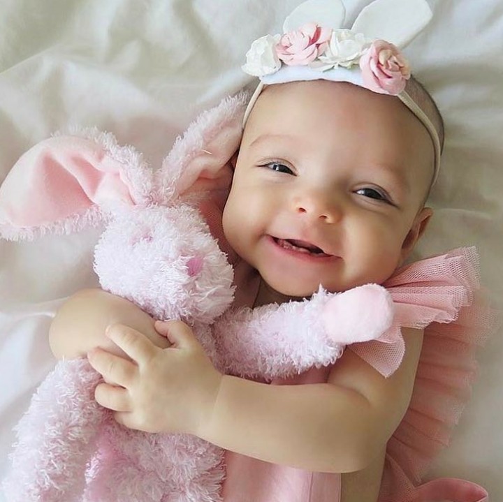 <p>Memeluk boneka kesayangan seerat mungkin, seakan nggak mau kehilangan. (Foto: Instagram @jennepher)</p>