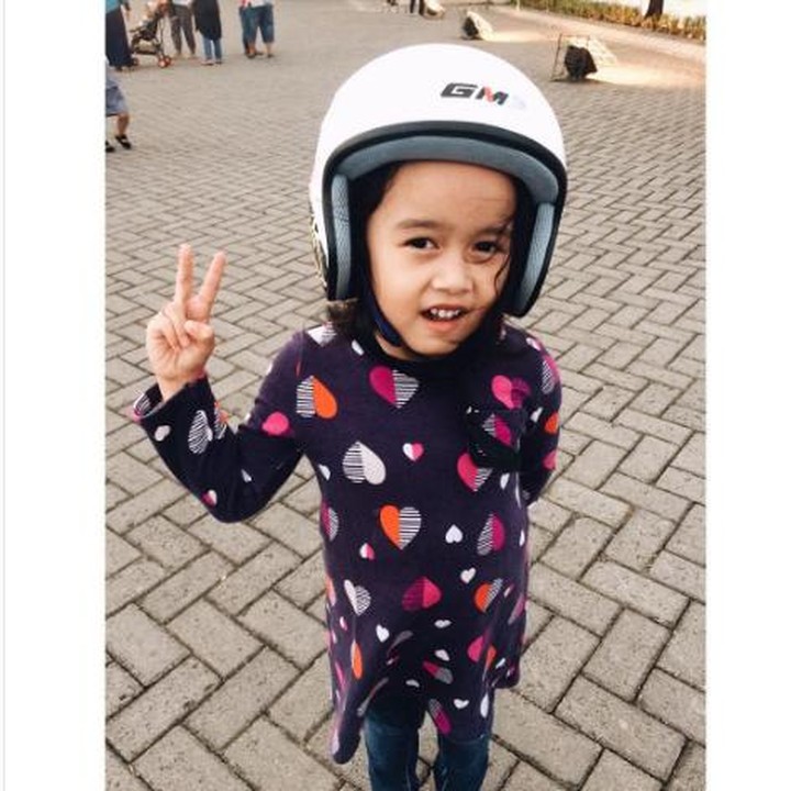 <p>Sip, pakai helm kalau mau membonceng sepeda motor ya, Nak. (Foto: Instagram/sangdaralintang)</p>