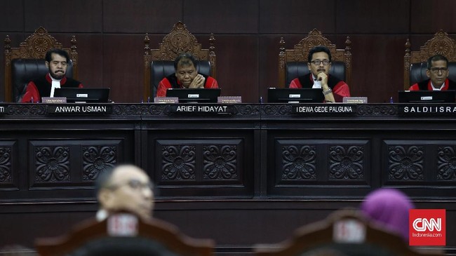 Partai politik harus memiliki 20 persen kursi di DPR atau 25 persen suara sah nasional untuk bisa mengusung calon presiden.