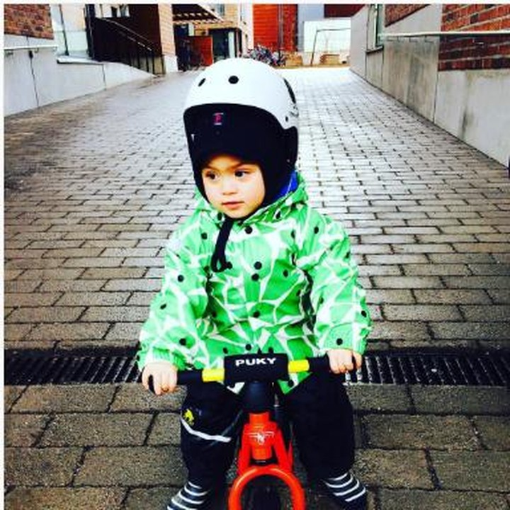 <p>Saat bersepeda juga butuh perlindungan yang oke lho. Misalnya dengan memakai helm. (Foto: Instagram/dionrizal)</p>