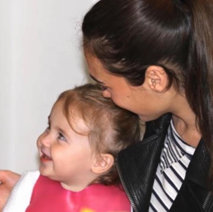 <p>Dari foto ini, kelihatan banget gimana sayangnya Gadot ke si kecil Alma. (Foto: Youtube/ Easy Tech) </p>