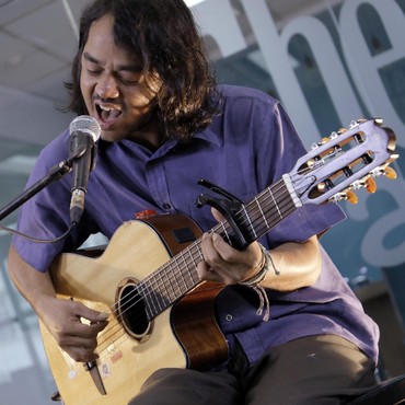 Lirik Lagu Kadang Jakarta Jadi Ungu - Jason Ranti