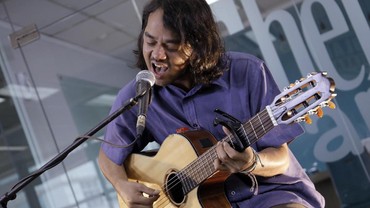 img-title Lirik Lagu Kadang Jakarta Jadi Ungu - Jason Ranti