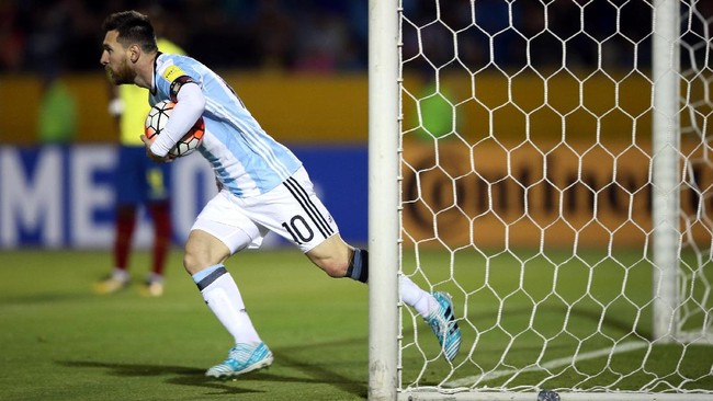 Duo Barcelona, Lionel Messi dan Luis Suarez sebagai pemain tersubur di fase kualifikasi Piala Dunia zona konfederasi sepak bola Amerika Selatan (CONMEBOL).