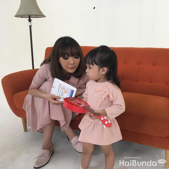 <p>Dengan sabar, Gisel merayu si kecil Gempi untuk nggak bawa gitar mainan pas pengambilan gambar.</p>