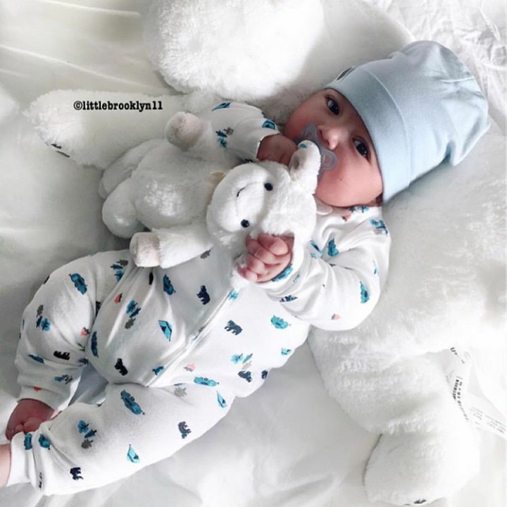 <p>Sampai mau dimakan lho, Bun, bonekanya! Hi-hi-hi. (Foto: Instagram @littlebrooklyn11)</p>