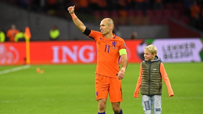 Arjen Robben memutuskan pensiun di timnas Belanda. Momennya memang tak menyenangkan karena tim Oranye gagal lolos ke Piala Dunia 2018.