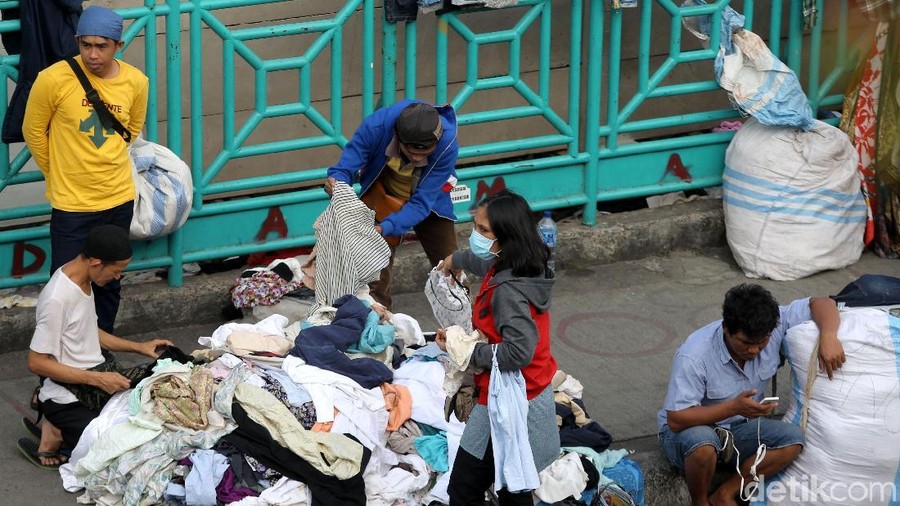 PKL Baju Bekas Rebut Hak Pejalan Kaki Pedagang kaki lima (PKL) berdagang baju bekas di trotoar jalan Senen Raya, Jakarta, Kamis (11/10/2017). Keberadaan pedagang tersebut menganggu akses pejalan kaki dan kendaraan yang melintas di kawasan itu.