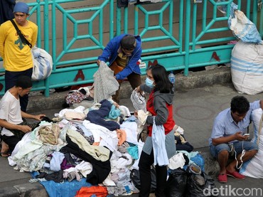 Pria Mujur Temukan 'Harta Karun' di Tumpukan Baju Bekas