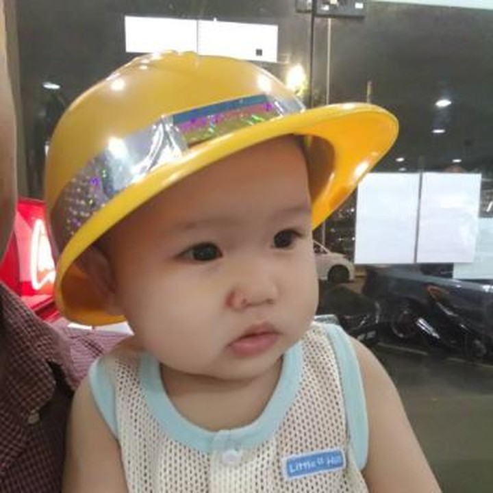 <p>"Nih, liat aku Bunda, aku udah bisa dong pakai helm." (Foto: Instagram/fatma_azahra10)</p>