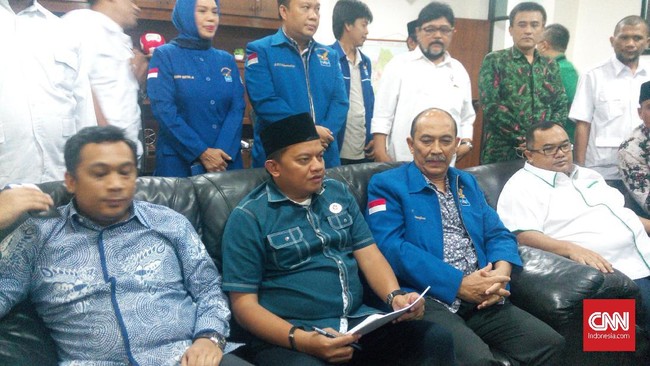 Gerindra bersama Demokrat, PAN, dan PPP sepakat membentuk poros baru menghadapi Pilgub Jabar 2018. Masing-masing partai mengajukan nama bakal calon gubernur.