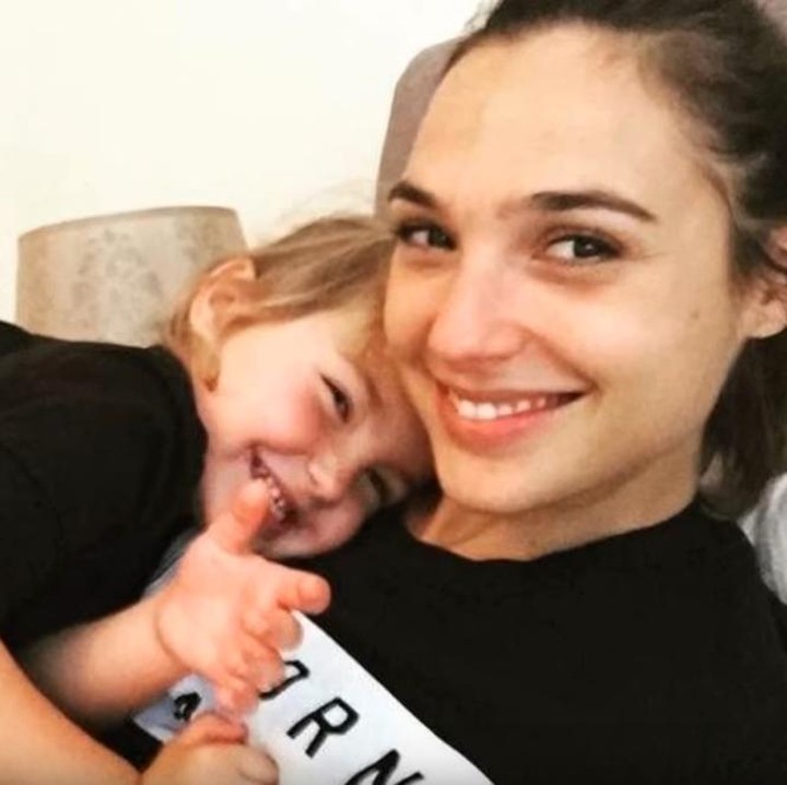 <p>Lihat senyum Gadot dan si kecil Maya bikin adem ya, Bun. (Foto: Youtube/ Kool TV)</p>