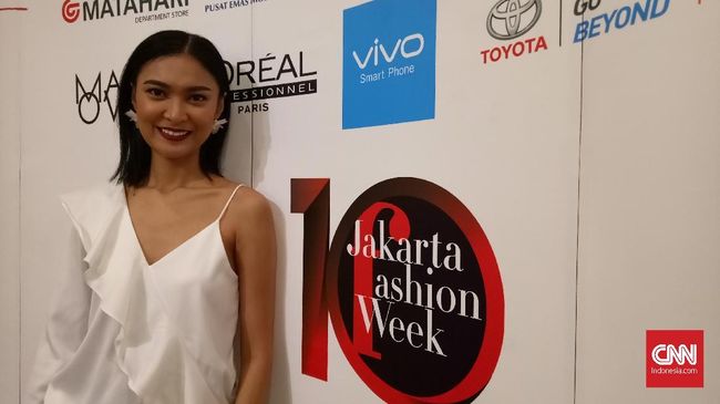 Model Wita Juwita kembali didapuk jadi 'wajah' pekan peragaan busana Jakarta Fashion Week 2018. Tahun lalu, ia juga menjalani peran yang sama.