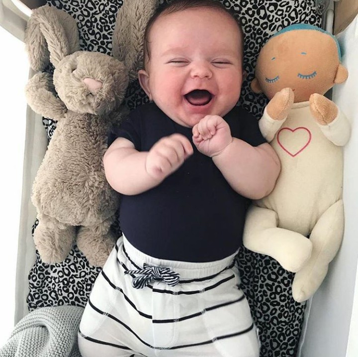 <p>Tertawa sambil dikelilingi boneka-bonekanya. Gemas banget, ya! (Foto: Instagram @melwatts.x)</p>