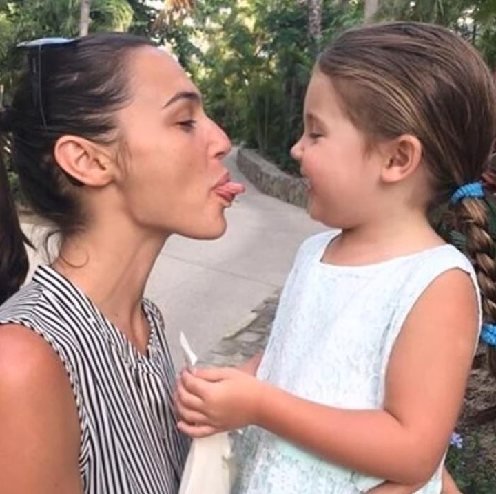 <p>Bercanda sama si kecil bisa jadi ajang bonding buat ibu dan anaknya. Kayak yang dilakukan Gadot. (Foto: Youtube/ Easy Tech)</p>