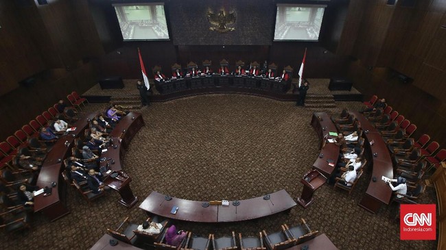 Hakim MK menasihati kuasa hukum Ketua DPR Setya Novanto, Fredrich Yunadi, dan meminta berkas uji materi UU KPK yang diajukannya dikoreksi.