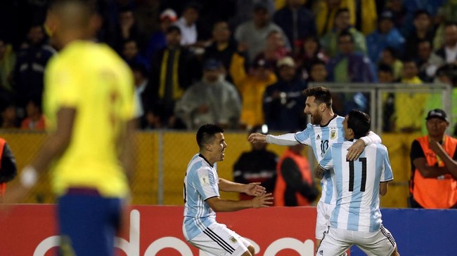 Hattrick Lionel Messi membawa Argentina menang 3-1 atas Ekuador. Kemenangan ini membuat Albiceleste lolos ke Piala Dunia 2018 di Rusia.