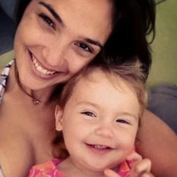 <p>Meski tanpa make-up berarti, foto Gadot sama Maya tetap kelihatan kece lho. (Foto: Youtube/ Kool TV)  </p>
