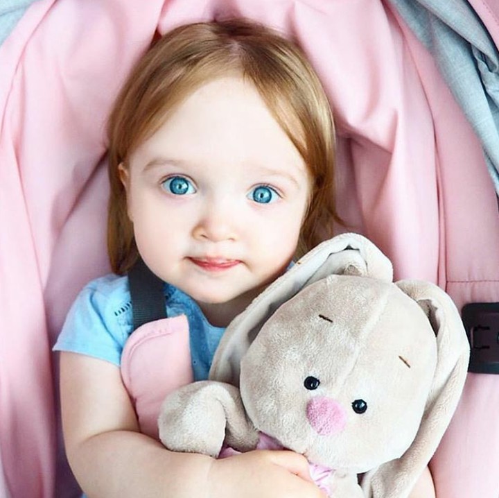 <p>Eits, jangan salah fokus sama mata indahnya si kecil ya, Bun. He-he-he. (Foto: Instagram @an.nisi)</p>